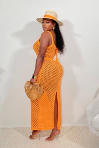 Gros plan détaillé sur l'ensemble au crochet orange montrant la texture ajourée et la coupe