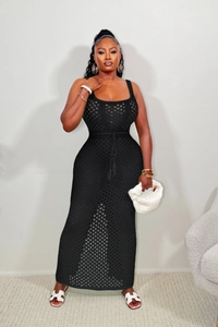 Vue détaillée de la robe noire en crochet sans manches avec motif en maille ajourée