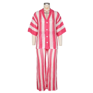 Détail d'un ensemble en crochet rayé rose et blanc avec haut à col V et pantalon droit