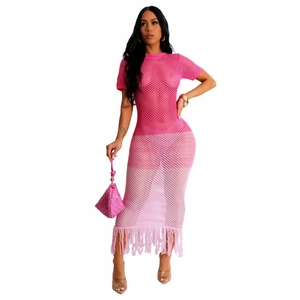 Détail de la robe au crochet ajourée avec dégradé rose et franges élégantes