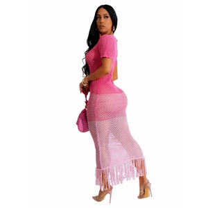 Détail de la robe de plage en crochet avec dégradé rose et ourlet à franges