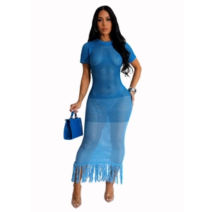 Détail de la robe en crochet bleu montrant la texture ajourée et l'ourlet à franges