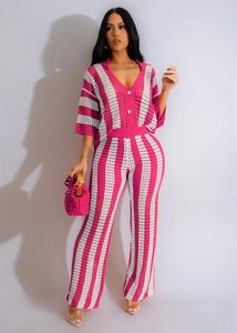 Détail de la texture en maille rayée rose et blanc et motif ajouré sur le pantalon large