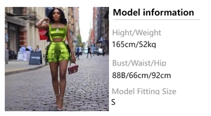 Détail d'ensemble vert métallique crop top et short à franges avec guide des tailles