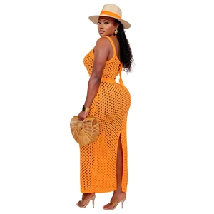 Détail de la robe longue en crochet orange avec fente latérale et lacets dans le dos