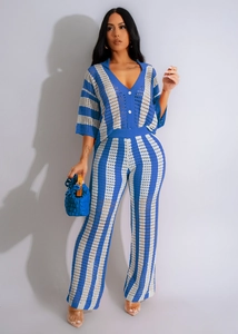 Détail d'ensemble en crochet rayé bleu et blanc avec col en V et pantalon large