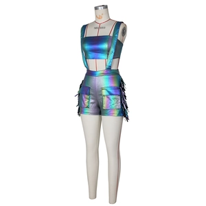 Détail d'un ensemble deux pièces holographique avec franges et short au fini métallique