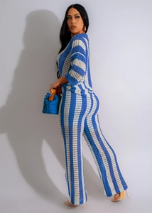 Détail de l'ensemble en maille crochetée à rayures bleues et blanches ajourées
