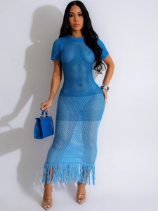Robe longue en maille crochet bleue à manches courtes et ourlet à franges