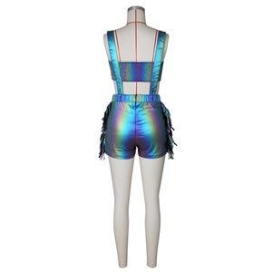 Vue arrière du crop top métallique et short taille haute avec de longues franges