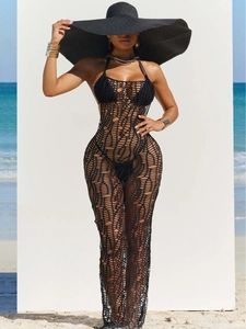 Set copricostume all'uncinetto nero con bikini a fascia e cappello da sole grande