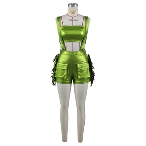 Détail d'un ensemble deux pièces vert métallisé avec franges et short à taille haute