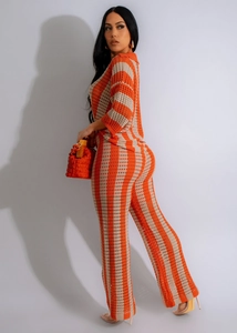 Détail de l'ensemble deux pièces en tricot crochet à rayures orange et beige et pantalon
