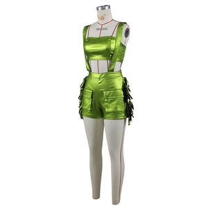 Détail de l'ensemble deux pièces vert néon métallisé avec franges sur le short cargo
