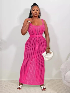 Robe longue en crochet fuchsia avec texture ajourée et ceinture à pampilles
