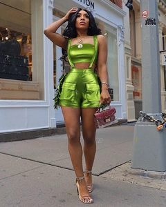 Détail d'un ensemble deux pièces vert citron métallisé avec franges et short cargo