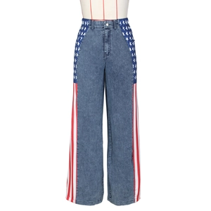 Dettaglio di jeans a gamba larga a vita alta con patchwork di stelle e strisce USA