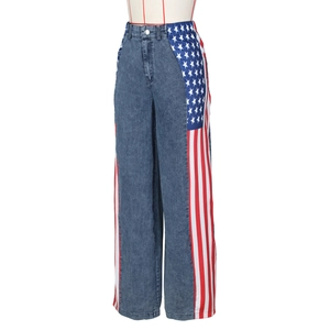 Dettaglio dei jeans a vita alta con patchwork di stelle e strisce della bandiera americana