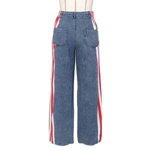 Dettaglio jeans a vita alta a gamba larga con strisce laterali bianche e rosse e tasche