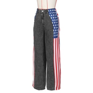 Dettaglio dei jeans a vita alta con pannelli laterali con bandiera americana e stelle