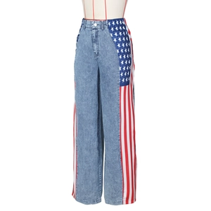 Dettaglio del patchwork con bandiera americana su jeans blu a vita alta e gamba larga