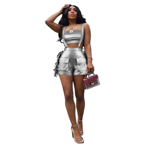 Ensemble chic argenté métallisé avec bustier à bretelles et short utilitaire à franges
