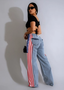 Dettaglio laterale di jeans in denim a vita alta e gamba larga con striscia bandiera USA