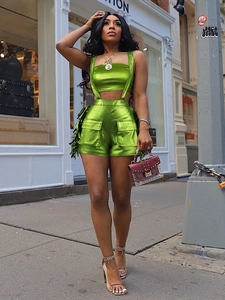 Ensemble deux pièces vert métallisé avec haut tube et short cargo à bretelles et franges
