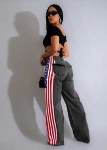 Dettaglio della stampa bandiera americana su jeans grigi a vita alta