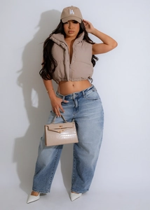 Chic khaki stand collar sleeveless puffer vest paired with crocodile pattern handbag