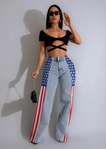 Dettaglio jeans a vita alta a gamba dritta con stampa bandiera americana stelle e strisce
