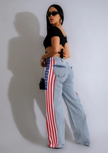 Dettaglio dell'inserto con bandiera americana sulla cucitura laterale del jeans