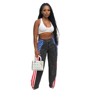 Dettaglio di jeans neri a vita alta con strisce della bandiera americana e motivi a stelle