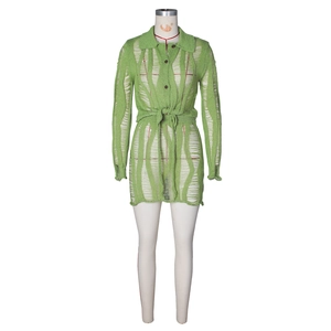 Détail de la robe en maille vert citron avec motifs ajourés et ceinture à la taille