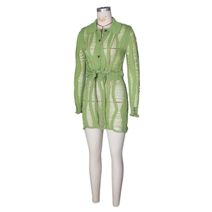 Détail de l'ensemble tricoté vert avec texture ajourée et design de cardigan boutonné