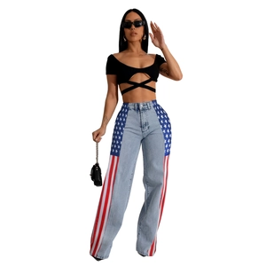 Dettaglio dei jeans a vita alta con pannelli stampa bandiera americana su gamba dritta