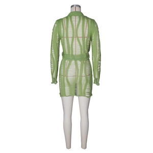 Vue arrière de la robe en maille verte avec rayures ajourées et détail de lien à la taille
