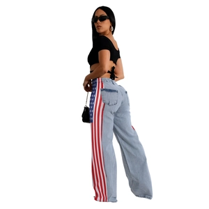 Dettaglio di jeans a vita alta a gamba larga con motivo della bandiera americana laterale