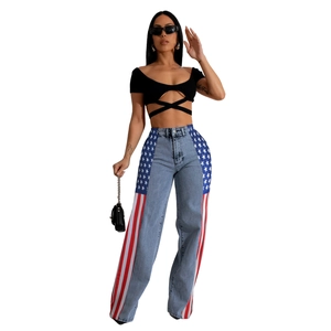 Dettaglio dei jeans a vita alta con pannello laterale a motivo bandiera americana