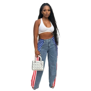 Dettaglio della stampa bandiera americana sui jeans patchwork a vita alta da donna