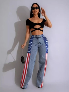 Jeans a vita alta con strisce della bandiera americana e top corto alla moda