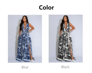 Vue détaillée du col en V profond et de la fente haute de la robe maxi fleurie bleue et noire