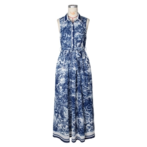 Détail d'une robe longue fleurie bleue avec col boutonné et ceinture à nouer assortie