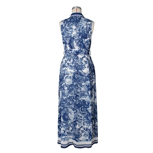 Détail de l'imprimé Toile de Jouy et de la taille au dos d'une robe longue sans manches