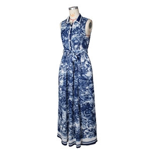 Détail d'une robe imprimé Toile de Jouy bleu et blanc avec col chemise et ceinture