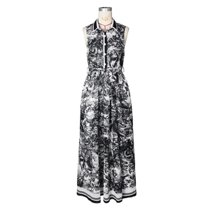 Gros plan sur l'imprimé Toile de Jouy d'une robe chemise sans manches avec ceinture