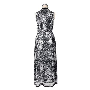 Détail du col arrière et de l'imprimé toile de Jouy noir et blanc sur robe longue sans manches