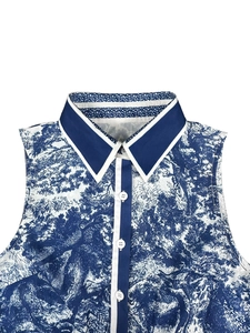 Détail de l'imprimé Toile de Jouy sur une chemise sans manches avec col et boutons contrastés