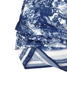 Détail du tissu imprimé Toile de Jouy bleu et blanc avec coutures et liseré de qualité