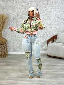 Short jacquard jacket with red floral patterns and distressed denim jeans set for women